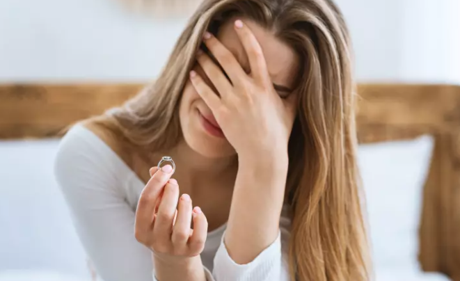 Narzeczony i jego kochanka chcieli wykurzyć mnie z mojego mieszkania, złamałam jej nos. Nie po to tyle harowała