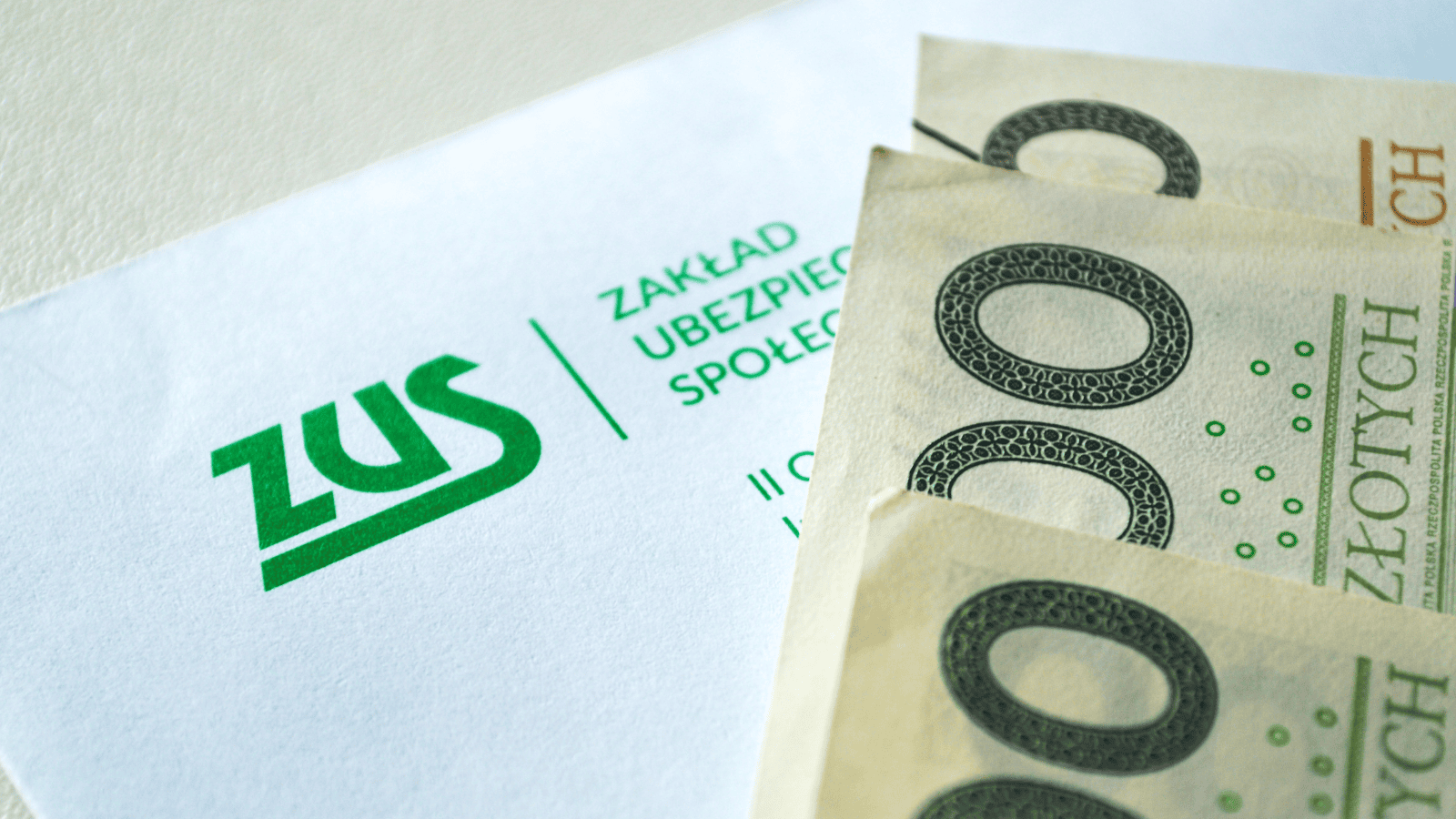ZUS i Ministerstwo Rodziny o wypłatach emerytur — gotówka pozostanie opcją dla seniorów