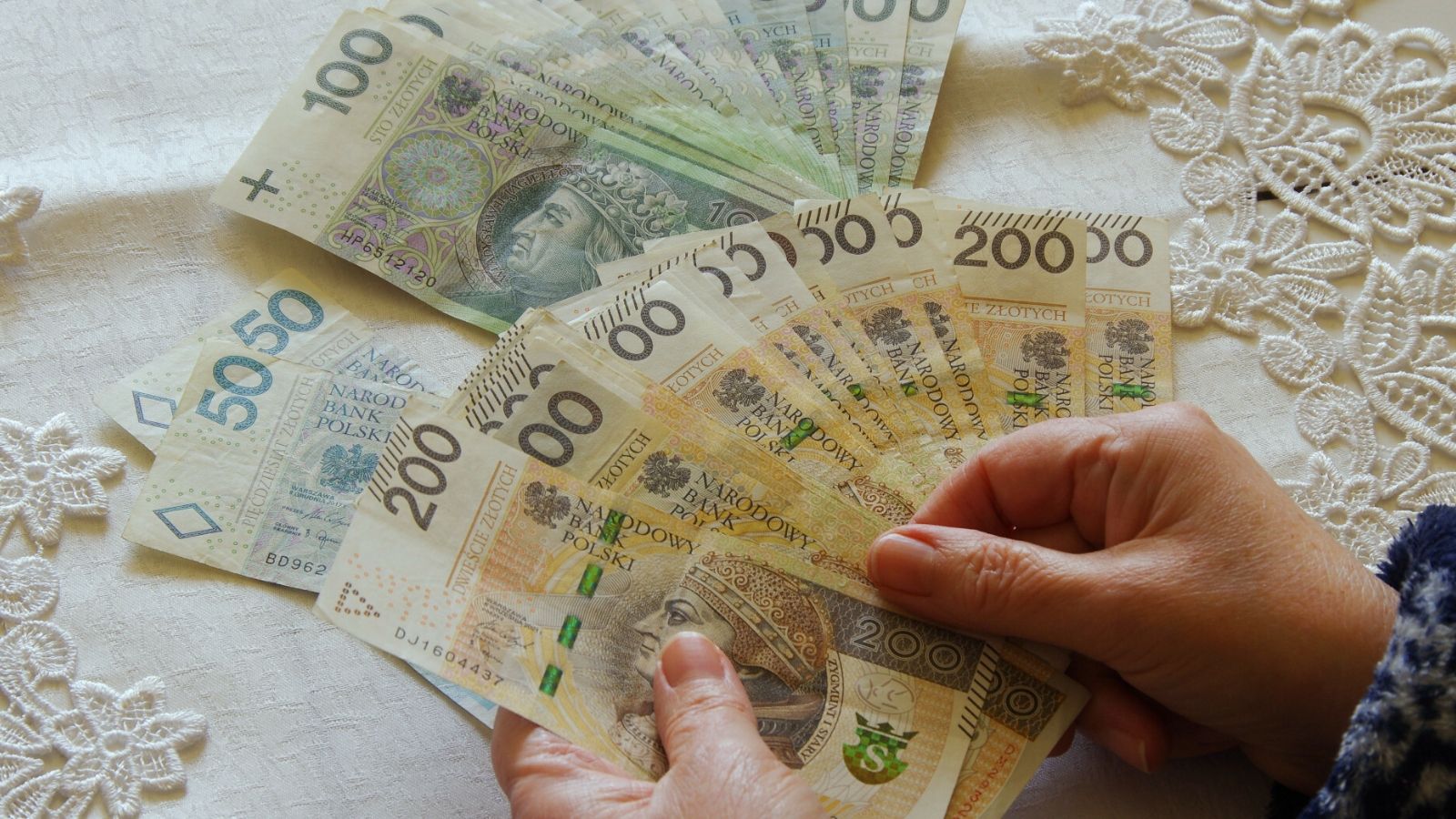 Sejm rozpatruje pomysł 1600 plus dla seniorów za wychowanie pracujących dzieci