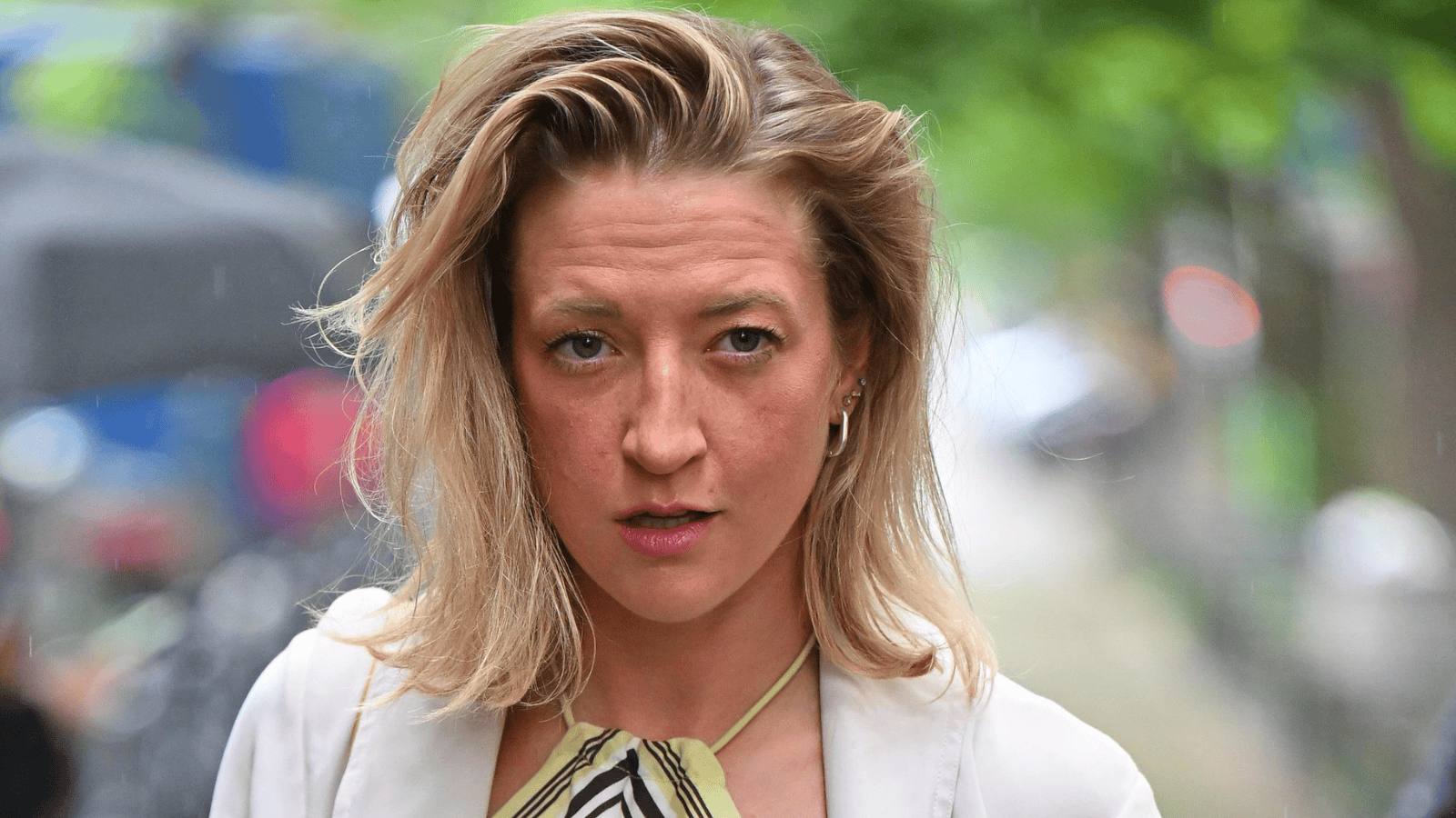 Lara Gessler w deszczowej Warszawie: top w stylu bandany, ażurowe spodnie i żółta torebka