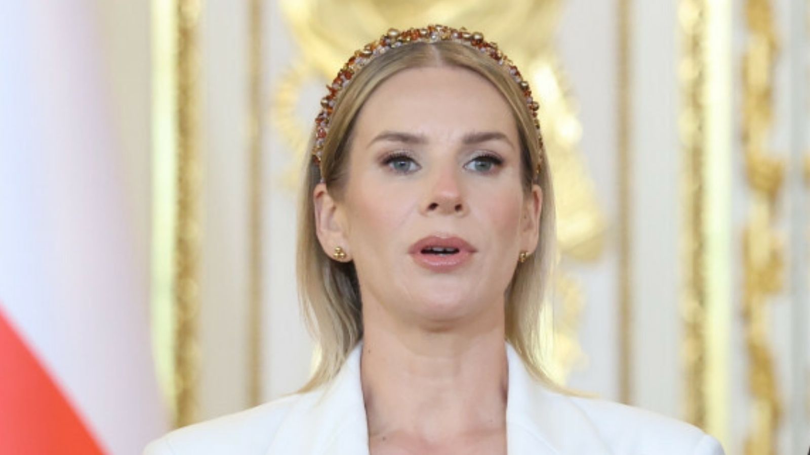 Marta i Karol Nawroccy w koszulkach Muzeum Powstania Warszawskiego na koncercie na Placu Piłsudskiego